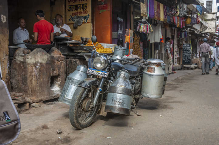 91 - India - Pushkar - reparto de leche en moto